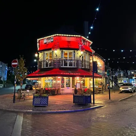 아파트 Windermere Lake View Hideaway Pet Friendly Nearby Lake Parking Golf Nearby 보우네스온윈더미어